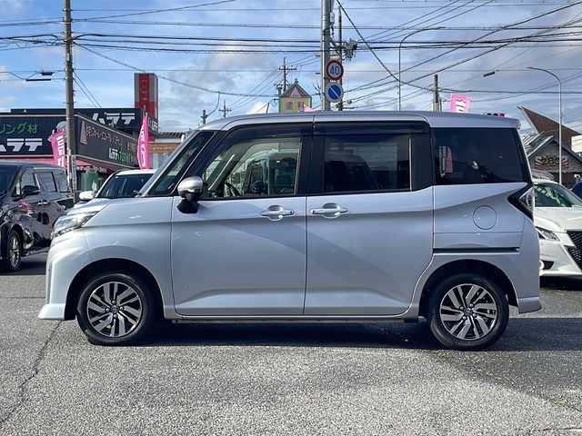 トヨタ ルーミー カスタムG 愛知県 2022(令4)年 0.8万km ブライトシルバーM /禁煙車/ワンオーナー/ディーラー記録簿 R4.8 R5.6//純正14AW//純正SDナビ/CD/Bluetooth/TV//パノラミックビューモニター/ビルトインETC//前後ドライブレコーダー//スマートアシスト//追従機能付きクルーズコントロール//衝突警報/衝突回避支援ブレーキ/前後誤発進抑制機能//車線逸脱警報/路外逸脱警報/ふらつき警報//盗難防止装置//横滑り防止装置//両側パワースライドドア//ウェルカムオープン機能//電子制御パーキングブレーキ//ブレーキホールド//前方コーナーセンサー//レーダーブレーキサポート//本革巻きステアリング/ステアリングスイッチ//LEDオートライト/AHB/ADB//フォグランプ//アイドリングストップ//電動格納ミラー//純正フロアマット//ドアバイザー//保証書//取扱説明書//ナビ取扱説明書