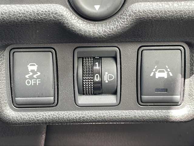 日産 ノート X 三重県 2017(平29)年 1.1万km ダークメタルグレー 社外ナビ/ETC/衝突軽減ブレーキ/レーンキープアシスト/オートライト/アイドリングストップ/AC/ヘッドライトレベライザー/スマートキー/ISOFIX/純正ホイールキャップ/電動格納ミラー/禁煙車