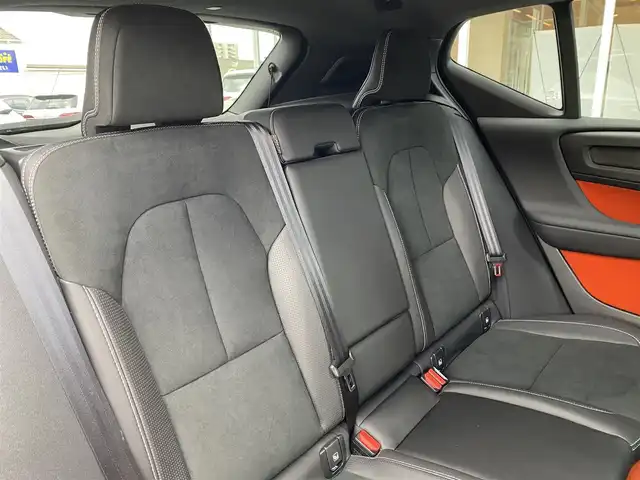 ボルボ ＸＣ４０ T4 AWD Rデザイン 福岡県 2019(令1)年 4.5万km クリスタルホワイトP/ブラック ワンオーナー/Ｔｈｕｌｅルーフキャリア/ハーマンカードンサウンド/ハーフレザーシート/シートヒーター/メモリーパワーシート/ＬＥＤライト/純正ナビ地デジ/全周囲カメラ/パークセンサー/カープレイ/純正１９インチアルミ