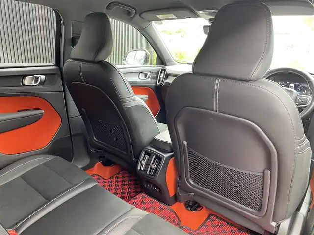ボルボ ＸＣ４０ T4 AWD Rデザイン 福岡県 2019(令1)年 4.5万km クリスタルホワイトP/ブラック ワンオーナー/Ｔｈｕｌｅルーフキャリア/ハーマンカードンサウンド/ハーフレザーシート/シートヒーター/メモリーパワーシート/ＬＥＤライト/純正ナビ地デジ/全周囲カメラ/パークセンサー/カープレイ/純正１９インチアルミ
