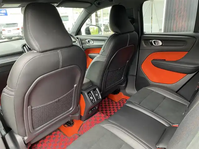 ボルボ ＸＣ４０ T4 AWD Rデザイン 福岡県 2019(令1)年 4.5万km クリスタルホワイトP/ブラック ワンオーナー/Ｔｈｕｌｅルーフキャリア/ハーマンカードンサウンド/ハーフレザーシート/シートヒーター/メモリーパワーシート/ＬＥＤライト/純正ナビ地デジ/全周囲カメラ/パークセンサー/カープレイ/純正１９インチアルミ