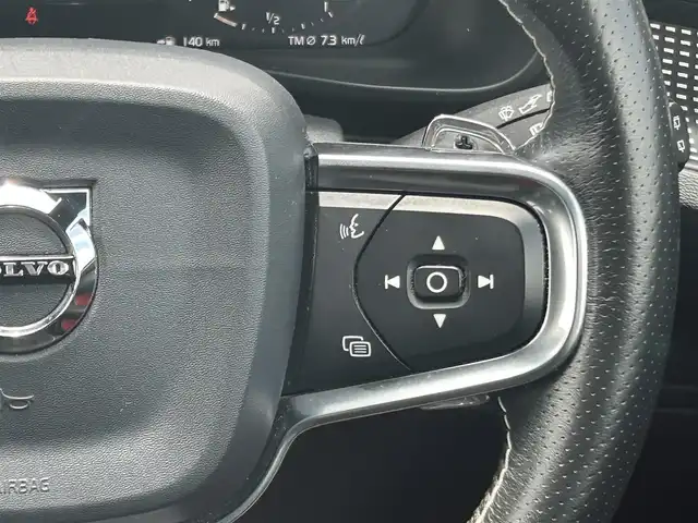 ボルボ ＸＣ４０ T4 AWD Rデザイン 福岡県 2019(令1)年 4.5万km クリスタルホワイトP/ブラック ワンオーナー/Ｔｈｕｌｅルーフキャリア/ハーマンカードンサウンド/ハーフレザーシート/シートヒーター/メモリーパワーシート/ＬＥＤライト/純正ナビ地デジ/全周囲カメラ/パークセンサー/カープレイ/純正１９インチアルミ
