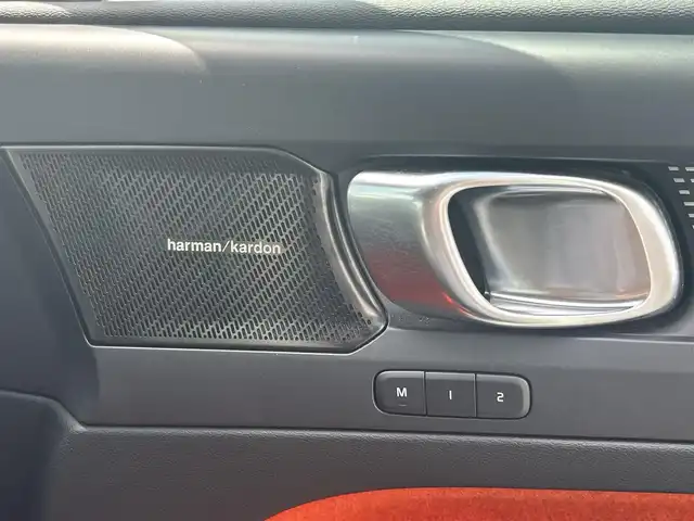 ボルボ ＸＣ４０ T4 AWD Rデザイン 福岡県 2019(令1)年 4.5万km クリスタルホワイトP/ブラック ワンオーナー/Ｔｈｕｌｅルーフキャリア/ハーマンカードンサウンド/ハーフレザーシート/シートヒーター/メモリーパワーシート/ＬＥＤライト/純正ナビ地デジ/全周囲カメラ/パークセンサー/カープレイ/純正１９インチアルミ