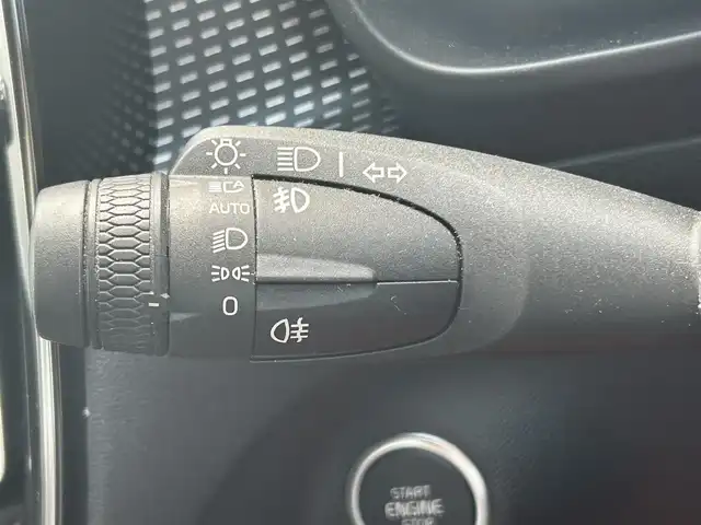 ボルボ ＸＣ４０ T4 AWD Rデザイン 福岡県 2019(令1)年 4.5万km クリスタルホワイトP/ブラック ワンオーナー/Ｔｈｕｌｅルーフキャリア/ハーマンカードンサウンド/ハーフレザーシート/シートヒーター/メモリーパワーシート/ＬＥＤライト/純正ナビ地デジ/全周囲カメラ/パークセンサー/カープレイ/純正１９インチアルミ