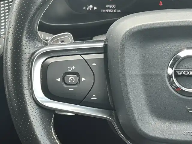 ボルボ ＸＣ４０ T4 AWD Rデザイン 福岡県 2019(令1)年 4.5万km クリスタルホワイトP/ブラック ワンオーナー/Ｔｈｕｌｅルーフキャリア/ハーマンカードンサウンド/ハーフレザーシート/シートヒーター/メモリーパワーシート/ＬＥＤライト/純正ナビ地デジ/全周囲カメラ/パークセンサー/カープレイ/純正１９インチアルミ