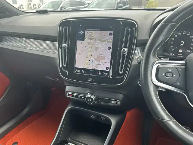 ボルボ ＸＣ４０ T4 AWD Rデザイン 福岡県 2019(令1)年 4.5万km クリスタルホワイトP/ブラック ワンオーナー/Ｔｈｕｌｅルーフキャリア/ハーマンカードンサウンド/ハーフレザーシート/シートヒーター/メモリーパワーシート/ＬＥＤライト/純正ナビ地デジ/全周囲カメラ/パークセンサー/カープレイ/純正１９インチアルミ