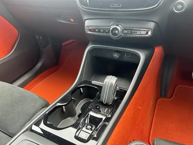 ボルボ ＸＣ４０ T4 AWD Rデザイン 福岡県 2019(令1)年 4.5万km クリスタルホワイトP/ブラック ワンオーナー/Ｔｈｕｌｅルーフキャリア/ハーマンカードンサウンド/ハーフレザーシート/シートヒーター/メモリーパワーシート/ＬＥＤライト/純正ナビ地デジ/全周囲カメラ/パークセンサー/カープレイ/純正１９インチアルミ