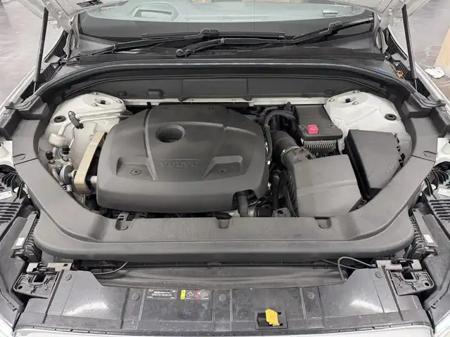 ボルボ ＸＣ６０ T5 AWD インスクリプション 三重県 2017(平29)年 5.6万km アイスホワイト Pガソリン・ターボ/AWD/MTモード付フロア8AT/9インチナビ/（AM/FM/CD/Bluetooth/USB/iPod/TV/AppleCarPlay/AndroidAuto）/360°ビューカメラ/ETC/IntelliSafe（安全機能）/・衝突回避アシスト/・対向車線衝突回避支援機能/・ブラインドスポットインフォメーションシステム/・クロストラフィックアラート/・全車速追従機能付ACC/・パイロット・アシスト（車線維持支援機能）/・レーンキーピングエイド/・レーンチェンジマージエイド/・ロードサインインフォメーション/・ドライバーアラートコントロール/・右折時対向車検知機能/・フルアクティブハイビーム/など/装備/・パーフォレーテッド・ファインナッパレザーシート（アンバー）/・ベンチレーション機能（D/N）/・シートヒーター（D/N/REAR）/・マッサージ、メモリー付16wayパワーシート（D/N）/・ヘッドアップディスプレイ/・パワーテールゲート/・4ゾーンオートエアコン（前左右・後左右）/・ルーフレール/・10スポーク ダイヤモンドカット＆ブラック 19inAW/など
