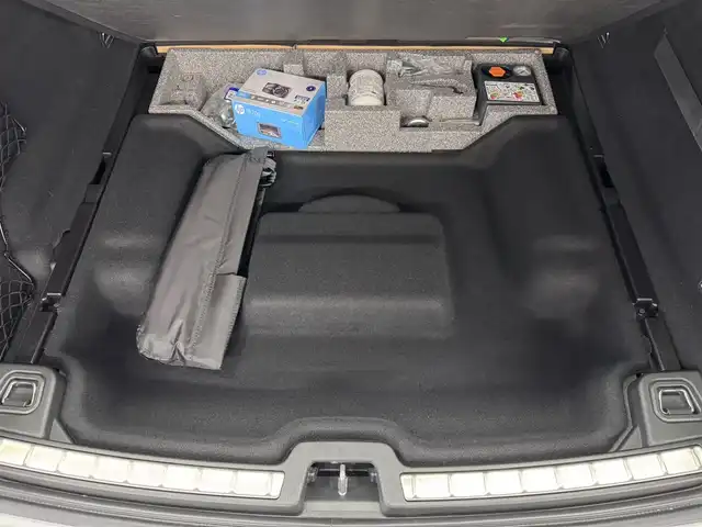 ボルボ ＸＣ６０ T5 AWD インスクリプション 三重県 2017(平29)年 5.6万km アイスホワイト Pガソリン・ターボ/AWD/MTモード付フロア8AT/9インチナビ/（AM/FM/CD/Bluetooth/USB/iPod/TV/AppleCarPlay/AndroidAuto）/360°ビューカメラ/ETC/IntelliSafe（安全機能）/・衝突回避アシスト/・対向車線衝突回避支援機能/・ブラインドスポットインフォメーションシステム/・クロストラフィックアラート/・全車速追従機能付ACC/・パイロット・アシスト（車線維持支援機能）/・レーンキーピングエイド/・レーンチェンジマージエイド/・ロードサインインフォメーション/・ドライバーアラートコントロール/・右折時対向車検知機能/・フルアクティブハイビーム/など/装備/・パーフォレーテッド・ファインナッパレザーシート（アンバー）/・ベンチレーション機能（D/N）/・シートヒーター（D/N/REAR）/・マッサージ、メモリー付16wayパワーシート（D/N）/・ヘッドアップディスプレイ/・パワーテールゲート/・4ゾーンオートエアコン（前左右・後左右）/・ルーフレール/・10スポーク ダイヤモンドカット＆ブラック 19inAW/など