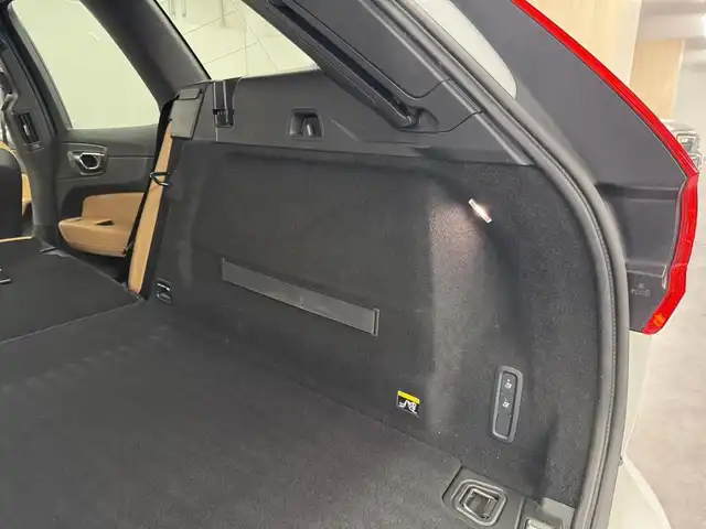 ボルボ ＸＣ６０ T5 AWD インスクリプション 三重県 2017(平29)年 5.6万km アイスホワイト Pガソリン・ターボ/AWD/MTモード付フロア8AT/9インチナビ/（AM/FM/CD/Bluetooth/USB/iPod/TV/AppleCarPlay/AndroidAuto）/360°ビューカメラ/ETC/IntelliSafe（安全機能）/・衝突回避アシスト/・対向車線衝突回避支援機能/・ブラインドスポットインフォメーションシステム/・クロストラフィックアラート/・全車速追従機能付ACC/・パイロット・アシスト（車線維持支援機能）/・レーンキーピングエイド/・レーンチェンジマージエイド/・ロードサインインフォメーション/・ドライバーアラートコントロール/・右折時対向車検知機能/・フルアクティブハイビーム/など/装備/・パーフォレーテッド・ファインナッパレザーシート（アンバー）/・ベンチレーション機能（D/N）/・シートヒーター（D/N/REAR）/・マッサージ、メモリー付16wayパワーシート（D/N）/・ヘッドアップディスプレイ/・パワーテールゲート/・4ゾーンオートエアコン（前左右・後左右）/・ルーフレール/・10スポーク ダイヤモンドカット＆ブラック 19inAW/など