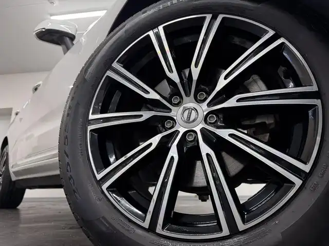 ボルボ ＸＣ６０ T5 AWD インスクリプション 三重県 2017(平29)年 5.6万km アイスホワイト Pガソリン・ターボ/AWD/MTモード付フロア8AT/9インチナビ/（AM/FM/CD/Bluetooth/USB/iPod/TV/AppleCarPlay/AndroidAuto）/360°ビューカメラ/ETC/IntelliSafe（安全機能）/・衝突回避アシスト/・対向車線衝突回避支援機能/・ブラインドスポットインフォメーションシステム/・クロストラフィックアラート/・全車速追従機能付ACC/・パイロット・アシスト（車線維持支援機能）/・レーンキーピングエイド/・レーンチェンジマージエイド/・ロードサインインフォメーション/・ドライバーアラートコントロール/・右折時対向車検知機能/・フルアクティブハイビーム/など/装備/・パーフォレーテッド・ファインナッパレザーシート（アンバー）/・ベンチレーション機能（D/N）/・シートヒーター（D/N/REAR）/・マッサージ、メモリー付16wayパワーシート（D/N）/・ヘッドアップディスプレイ/・パワーテールゲート/・4ゾーンオートエアコン（前左右・後左右）/・ルーフレール/・10スポーク ダイヤモンドカット＆ブラック 19inAW/など