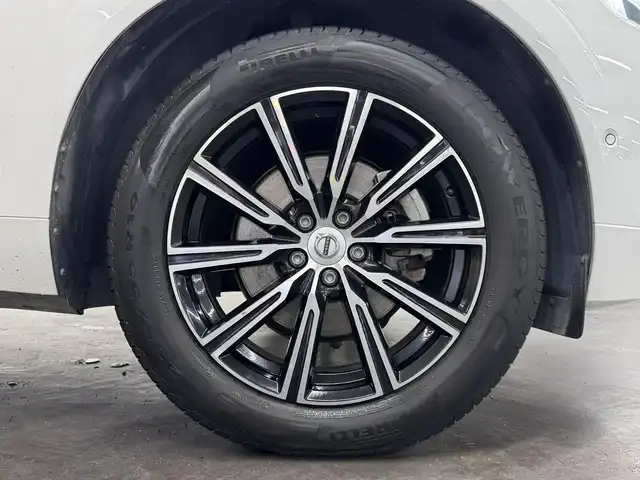 ボルボ ＸＣ６０ T5 AWD インスクリプション 三重県 2017(平29)年 5.6万km アイスホワイト Pガソリン・ターボ/AWD/MTモード付フロア8AT/9インチナビ/（AM/FM/CD/Bluetooth/USB/iPod/TV/AppleCarPlay/AndroidAuto）/360°ビューカメラ/ETC/IntelliSafe（安全機能）/・衝突回避アシスト/・対向車線衝突回避支援機能/・ブラインドスポットインフォメーションシステム/・クロストラフィックアラート/・全車速追従機能付ACC/・パイロット・アシスト（車線維持支援機能）/・レーンキーピングエイド/・レーンチェンジマージエイド/・ロードサインインフォメーション/・ドライバーアラートコントロール/・右折時対向車検知機能/・フルアクティブハイビーム/など/装備/・パーフォレーテッド・ファインナッパレザーシート（アンバー）/・ベンチレーション機能（D/N）/・シートヒーター（D/N/REAR）/・マッサージ、メモリー付16wayパワーシート（D/N）/・ヘッドアップディスプレイ/・パワーテールゲート/・4ゾーンオートエアコン（前左右・後左右）/・ルーフレール/・10スポーク ダイヤモンドカット＆ブラック 19inAW/など