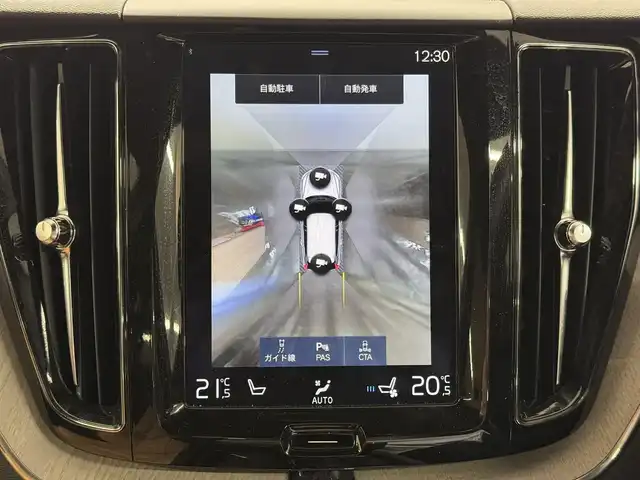 ボルボ ＸＣ６０ T5 AWD インスクリプション 三重県 2017(平29)年 5.6万km アイスホワイト Pガソリン・ターボ/AWD/MTモード付フロア8AT/9インチナビ/（AM/FM/CD/Bluetooth/USB/iPod/TV/AppleCarPlay/AndroidAuto）/360°ビューカメラ/ETC/IntelliSafe（安全機能）/・衝突回避アシスト/・対向車線衝突回避支援機能/・ブラインドスポットインフォメーションシステム/・クロストラフィックアラート/・全車速追従機能付ACC/・パイロット・アシスト（車線維持支援機能）/・レーンキーピングエイド/・レーンチェンジマージエイド/・ロードサインインフォメーション/・ドライバーアラートコントロール/・右折時対向車検知機能/・フルアクティブハイビーム/など/装備/・パーフォレーテッド・ファインナッパレザーシート（アンバー）/・ベンチレーション機能（D/N）/・シートヒーター（D/N/REAR）/・マッサージ、メモリー付16wayパワーシート（D/N）/・ヘッドアップディスプレイ/・パワーテールゲート/・4ゾーンオートエアコン（前左右・後左右）/・ルーフレール/・10スポーク ダイヤモンドカット＆ブラック 19inAW/など