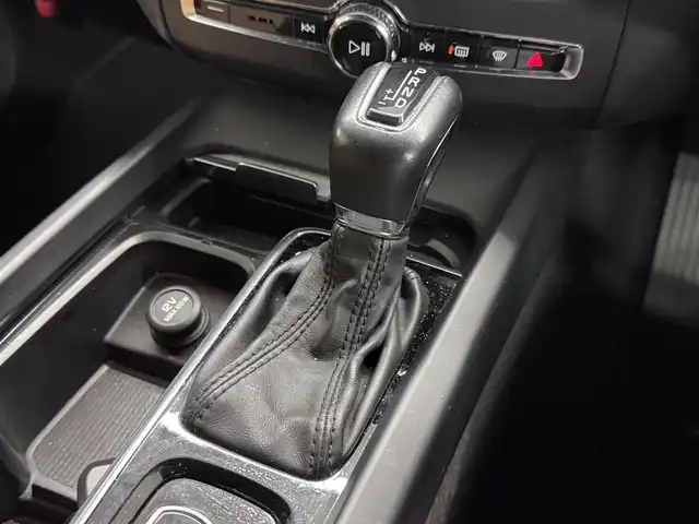 ボルボ ＸＣ６０ T5 AWD インスクリプション 三重県 2017(平29)年 5.6万km アイスホワイト Pガソリン・ターボ/AWD/MTモード付フロア8AT/9インチナビ/（AM/FM/CD/Bluetooth/USB/iPod/TV/AppleCarPlay/AndroidAuto）/360°ビューカメラ/ETC/IntelliSafe（安全機能）/・衝突回避アシスト/・対向車線衝突回避支援機能/・ブラインドスポットインフォメーションシステム/・クロストラフィックアラート/・全車速追従機能付ACC/・パイロット・アシスト（車線維持支援機能）/・レーンキーピングエイド/・レーンチェンジマージエイド/・ロードサインインフォメーション/・ドライバーアラートコントロール/・右折時対向車検知機能/・フルアクティブハイビーム/など/装備/・パーフォレーテッド・ファインナッパレザーシート（アンバー）/・ベンチレーション機能（D/N）/・シートヒーター（D/N/REAR）/・マッサージ、メモリー付16wayパワーシート（D/N）/・ヘッドアップディスプレイ/・パワーテールゲート/・4ゾーンオートエアコン（前左右・後左右）/・ルーフレール/・10スポーク ダイヤモンドカット＆ブラック 19inAW/など
