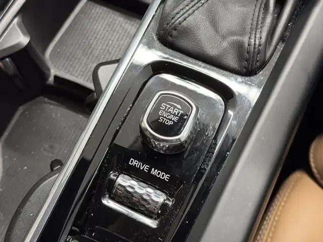 ボルボ ＸＣ６０ T5 AWD インスクリプション 三重県 2017(平29)年 5.6万km アイスホワイト Pガソリン・ターボ/AWD/MTモード付フロア8AT/9インチナビ/（AM/FM/CD/Bluetooth/USB/iPod/TV/AppleCarPlay/AndroidAuto）/360°ビューカメラ/ETC/IntelliSafe（安全機能）/・衝突回避アシスト/・対向車線衝突回避支援機能/・ブラインドスポットインフォメーションシステム/・クロストラフィックアラート/・全車速追従機能付ACC/・パイロット・アシスト（車線維持支援機能）/・レーンキーピングエイド/・レーンチェンジマージエイド/・ロードサインインフォメーション/・ドライバーアラートコントロール/・右折時対向車検知機能/・フルアクティブハイビーム/など/装備/・パーフォレーテッド・ファインナッパレザーシート（アンバー）/・ベンチレーション機能（D/N）/・シートヒーター（D/N/REAR）/・マッサージ、メモリー付16wayパワーシート（D/N）/・ヘッドアップディスプレイ/・パワーテールゲート/・4ゾーンオートエアコン（前左右・後左右）/・ルーフレール/・10スポーク ダイヤモンドカット＆ブラック 19inAW/など