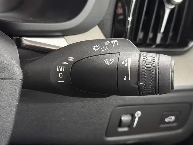 ボルボ ＸＣ６０ T5 AWD インスクリプション 三重県 2017(平29)年 5.6万km アイスホワイト Pガソリン・ターボ/AWD/MTモード付フロア8AT/9インチナビ/（AM/FM/CD/Bluetooth/USB/iPod/TV/AppleCarPlay/AndroidAuto）/360°ビューカメラ/ETC/IntelliSafe（安全機能）/・衝突回避アシスト/・対向車線衝突回避支援機能/・ブラインドスポットインフォメーションシステム/・クロストラフィックアラート/・全車速追従機能付ACC/・パイロット・アシスト（車線維持支援機能）/・レーンキーピングエイド/・レーンチェンジマージエイド/・ロードサインインフォメーション/・ドライバーアラートコントロール/・右折時対向車検知機能/・フルアクティブハイビーム/など/装備/・パーフォレーテッド・ファインナッパレザーシート（アンバー）/・ベンチレーション機能（D/N）/・シートヒーター（D/N/REAR）/・マッサージ、メモリー付16wayパワーシート（D/N）/・ヘッドアップディスプレイ/・パワーテールゲート/・4ゾーンオートエアコン（前左右・後左右）/・ルーフレール/・10スポーク ダイヤモンドカット＆ブラック 19inAW/など
