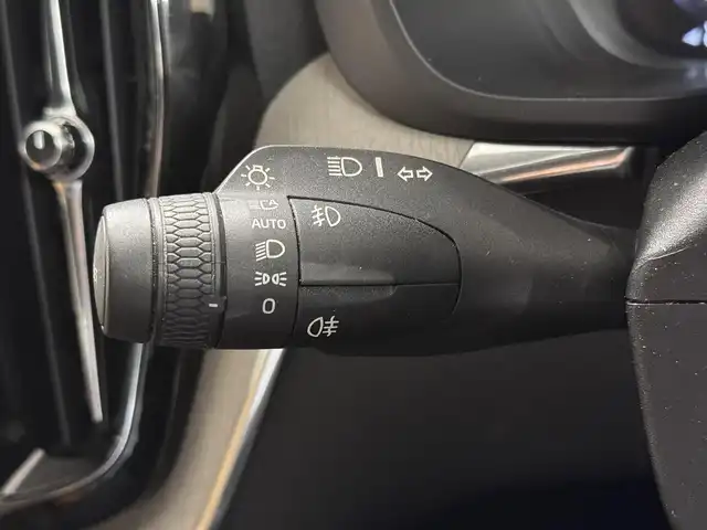 ボルボ ＸＣ６０ T5 AWD インスクリプション 三重県 2017(平29)年 5.6万km アイスホワイト Pガソリン・ターボ/AWD/MTモード付フロア8AT/9インチナビ/（AM/FM/CD/Bluetooth/USB/iPod/TV/AppleCarPlay/AndroidAuto）/360°ビューカメラ/ETC/IntelliSafe（安全機能）/・衝突回避アシスト/・対向車線衝突回避支援機能/・ブラインドスポットインフォメーションシステム/・クロストラフィックアラート/・全車速追従機能付ACC/・パイロット・アシスト（車線維持支援機能）/・レーンキーピングエイド/・レーンチェンジマージエイド/・ロードサインインフォメーション/・ドライバーアラートコントロール/・右折時対向車検知機能/・フルアクティブハイビーム/など/装備/・パーフォレーテッド・ファインナッパレザーシート（アンバー）/・ベンチレーション機能（D/N）/・シートヒーター（D/N/REAR）/・マッサージ、メモリー付16wayパワーシート（D/N）/・ヘッドアップディスプレイ/・パワーテールゲート/・4ゾーンオートエアコン（前左右・後左右）/・ルーフレール/・10スポーク ダイヤモンドカット＆ブラック 19inAW/など