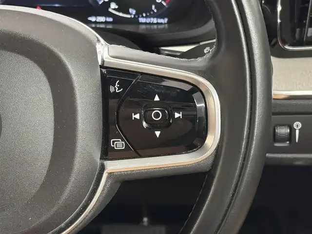 ボルボ ＸＣ６０ T5 AWD インスクリプション 三重県 2017(平29)年 5.6万km アイスホワイト Pガソリン・ターボ/AWD/MTモード付フロア8AT/9インチナビ/（AM/FM/CD/Bluetooth/USB/iPod/TV/AppleCarPlay/AndroidAuto）/360°ビューカメラ/ETC/IntelliSafe（安全機能）/・衝突回避アシスト/・対向車線衝突回避支援機能/・ブラインドスポットインフォメーションシステム/・クロストラフィックアラート/・全車速追従機能付ACC/・パイロット・アシスト（車線維持支援機能）/・レーンキーピングエイド/・レーンチェンジマージエイド/・ロードサインインフォメーション/・ドライバーアラートコントロール/・右折時対向車検知機能/・フルアクティブハイビーム/など/装備/・パーフォレーテッド・ファインナッパレザーシート（アンバー）/・ベンチレーション機能（D/N）/・シートヒーター（D/N/REAR）/・マッサージ、メモリー付16wayパワーシート（D/N）/・ヘッドアップディスプレイ/・パワーテールゲート/・4ゾーンオートエアコン（前左右・後左右）/・ルーフレール/・10スポーク ダイヤモンドカット＆ブラック 19inAW/など