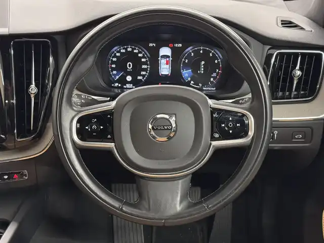 ボルボ ＸＣ６０ T5 AWD インスクリプション 三重県 2017(平29)年 5.6万km アイスホワイト Pガソリン・ターボ/AWD/MTモード付フロア8AT/9インチナビ/（AM/FM/CD/Bluetooth/USB/iPod/TV/AppleCarPlay/AndroidAuto）/360°ビューカメラ/ETC/IntelliSafe（安全機能）/・衝突回避アシスト/・対向車線衝突回避支援機能/・ブラインドスポットインフォメーションシステム/・クロストラフィックアラート/・全車速追従機能付ACC/・パイロット・アシスト（車線維持支援機能）/・レーンキーピングエイド/・レーンチェンジマージエイド/・ロードサインインフォメーション/・ドライバーアラートコントロール/・右折時対向車検知機能/・フルアクティブハイビーム/など/装備/・パーフォレーテッド・ファインナッパレザーシート（アンバー）/・ベンチレーション機能（D/N）/・シートヒーター（D/N/REAR）/・マッサージ、メモリー付16wayパワーシート（D/N）/・ヘッドアップディスプレイ/・パワーテールゲート/・4ゾーンオートエアコン（前左右・後左右）/・ルーフレール/・10スポーク ダイヤモンドカット＆ブラック 19inAW/など