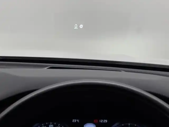 ボルボ ＸＣ６０ T5 AWD インスクリプション 三重県 2017(平29)年 5.6万km アイスホワイト Pガソリン・ターボ/AWD/MTモード付フロア8AT/9インチナビ/（AM/FM/CD/Bluetooth/USB/iPod/TV/AppleCarPlay/AndroidAuto）/360°ビューカメラ/ETC/IntelliSafe（安全機能）/・衝突回避アシスト/・対向車線衝突回避支援機能/・ブラインドスポットインフォメーションシステム/・クロストラフィックアラート/・全車速追従機能付ACC/・パイロット・アシスト（車線維持支援機能）/・レーンキーピングエイド/・レーンチェンジマージエイド/・ロードサインインフォメーション/・ドライバーアラートコントロール/・右折時対向車検知機能/・フルアクティブハイビーム/など/装備/・パーフォレーテッド・ファインナッパレザーシート（アンバー）/・ベンチレーション機能（D/N）/・シートヒーター（D/N/REAR）/・マッサージ、メモリー付16wayパワーシート（D/N）/・ヘッドアップディスプレイ/・パワーテールゲート/・4ゾーンオートエアコン（前左右・後左右）/・ルーフレール/・10スポーク ダイヤモンドカット＆ブラック 19inAW/など