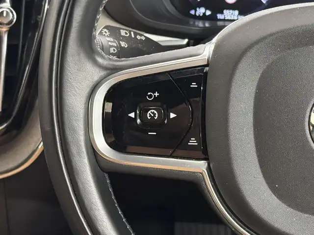 ボルボ ＸＣ６０ T5 AWD インスクリプション 三重県 2017(平29)年 5.6万km アイスホワイト Pガソリン・ターボ/AWD/MTモード付フロア8AT/9インチナビ/（AM/FM/CD/Bluetooth/USB/iPod/TV/AppleCarPlay/AndroidAuto）/360°ビューカメラ/ETC/IntelliSafe（安全機能）/・衝突回避アシスト/・対向車線衝突回避支援機能/・ブラインドスポットインフォメーションシステム/・クロストラフィックアラート/・全車速追従機能付ACC/・パイロット・アシスト（車線維持支援機能）/・レーンキーピングエイド/・レーンチェンジマージエイド/・ロードサインインフォメーション/・ドライバーアラートコントロール/・右折時対向車検知機能/・フルアクティブハイビーム/など/装備/・パーフォレーテッド・ファインナッパレザーシート（アンバー）/・ベンチレーション機能（D/N）/・シートヒーター（D/N/REAR）/・マッサージ、メモリー付16wayパワーシート（D/N）/・ヘッドアップディスプレイ/・パワーテールゲート/・4ゾーンオートエアコン（前左右・後左右）/・ルーフレール/・10スポーク ダイヤモンドカット＆ブラック 19inAW/など