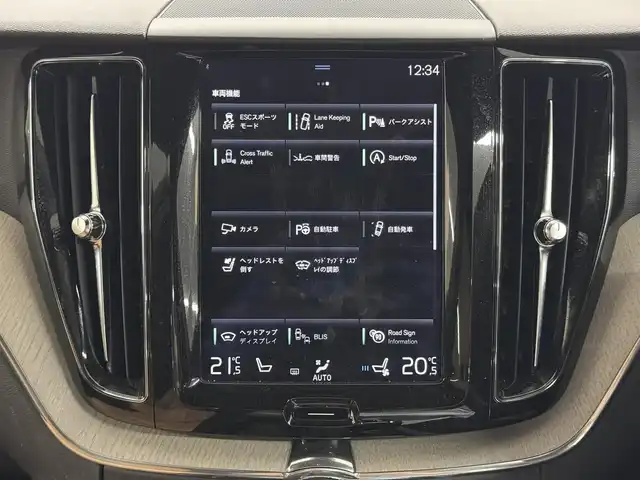ボルボ ＸＣ６０ T5 AWD インスクリプション 三重県 2017(平29)年 5.6万km アイスホワイト Pガソリン・ターボ/AWD/MTモード付フロア8AT/9インチナビ/（AM/FM/CD/Bluetooth/USB/iPod/TV/AppleCarPlay/AndroidAuto）/360°ビューカメラ/ETC/IntelliSafe（安全機能）/・衝突回避アシスト/・対向車線衝突回避支援機能/・ブラインドスポットインフォメーションシステム/・クロストラフィックアラート/・全車速追従機能付ACC/・パイロット・アシスト（車線維持支援機能）/・レーンキーピングエイド/・レーンチェンジマージエイド/・ロードサインインフォメーション/・ドライバーアラートコントロール/・右折時対向車検知機能/・フルアクティブハイビーム/など/装備/・パーフォレーテッド・ファインナッパレザーシート（アンバー）/・ベンチレーション機能（D/N）/・シートヒーター（D/N/REAR）/・マッサージ、メモリー付16wayパワーシート（D/N）/・ヘッドアップディスプレイ/・パワーテールゲート/・4ゾーンオートエアコン（前左右・後左右）/・ルーフレール/・10スポーク ダイヤモンドカット＆ブラック 19inAW/など