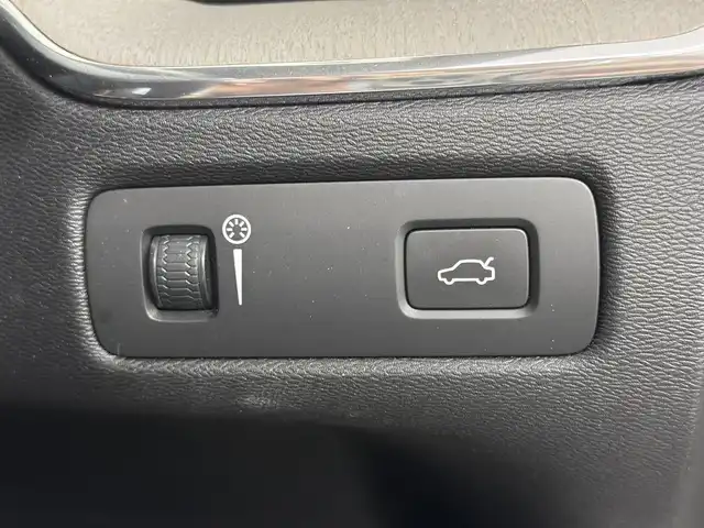 ボルボ ＸＣ６０ T5 AWD インスクリプション 三重県 2017(平29)年 5.6万km アイスホワイト Pガソリン・ターボ/AWD/MTモード付フロア8AT/9インチナビ/（AM/FM/CD/Bluetooth/USB/iPod/TV/AppleCarPlay/AndroidAuto）/360°ビューカメラ/ETC/IntelliSafe（安全機能）/・衝突回避アシスト/・対向車線衝突回避支援機能/・ブラインドスポットインフォメーションシステム/・クロストラフィックアラート/・全車速追従機能付ACC/・パイロット・アシスト（車線維持支援機能）/・レーンキーピングエイド/・レーンチェンジマージエイド/・ロードサインインフォメーション/・ドライバーアラートコントロール/・右折時対向車検知機能/・フルアクティブハイビーム/など/装備/・パーフォレーテッド・ファインナッパレザーシート（アンバー）/・ベンチレーション機能（D/N）/・シートヒーター（D/N/REAR）/・マッサージ、メモリー付16wayパワーシート（D/N）/・ヘッドアップディスプレイ/・パワーテールゲート/・4ゾーンオートエアコン（前左右・後左右）/・ルーフレール/・10スポーク ダイヤモンドカット＆ブラック 19inAW/など