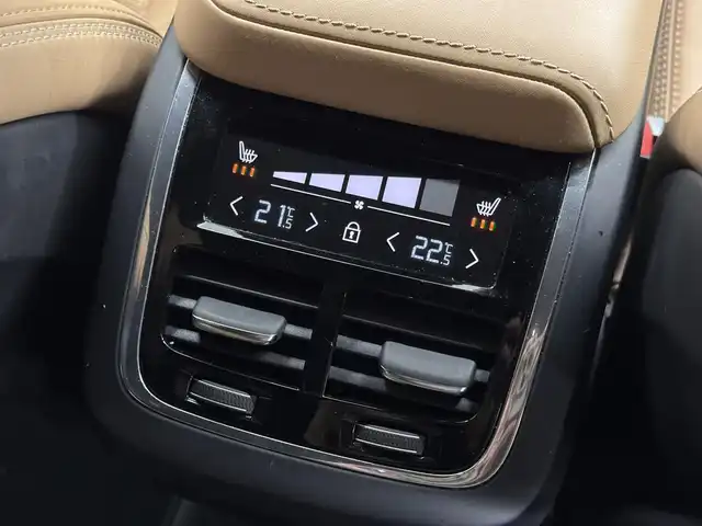 ボルボ ＸＣ６０ T5 AWD インスクリプション 三重県 2017(平29)年 5.6万km アイスホワイト Pガソリン・ターボ/AWD/MTモード付フロア8AT/9インチナビ/（AM/FM/CD/Bluetooth/USB/iPod/TV/AppleCarPlay/AndroidAuto）/360°ビューカメラ/ETC/IntelliSafe（安全機能）/・衝突回避アシスト/・対向車線衝突回避支援機能/・ブラインドスポットインフォメーションシステム/・クロストラフィックアラート/・全車速追従機能付ACC/・パイロット・アシスト（車線維持支援機能）/・レーンキーピングエイド/・レーンチェンジマージエイド/・ロードサインインフォメーション/・ドライバーアラートコントロール/・右折時対向車検知機能/・フルアクティブハイビーム/など/装備/・パーフォレーテッド・ファインナッパレザーシート（アンバー）/・ベンチレーション機能（D/N）/・シートヒーター（D/N/REAR）/・マッサージ、メモリー付16wayパワーシート（D/N）/・ヘッドアップディスプレイ/・パワーテールゲート/・4ゾーンオートエアコン（前左右・後左右）/・ルーフレール/・10スポーク ダイヤモンドカット＆ブラック 19inAW/など