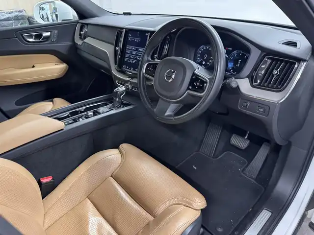 ボルボ ＸＣ６０ T5 AWD インスクリプション 三重県 2017(平29)年 5.6万km アイスホワイト Pガソリン・ターボ/AWD/MTモード付フロア8AT/9インチナビ/（AM/FM/CD/Bluetooth/USB/iPod/TV/AppleCarPlay/AndroidAuto）/360°ビューカメラ/ETC/IntelliSafe（安全機能）/・衝突回避アシスト/・対向車線衝突回避支援機能/・ブラインドスポットインフォメーションシステム/・クロストラフィックアラート/・全車速追従機能付ACC/・パイロット・アシスト（車線維持支援機能）/・レーンキーピングエイド/・レーンチェンジマージエイド/・ロードサインインフォメーション/・ドライバーアラートコントロール/・右折時対向車検知機能/・フルアクティブハイビーム/など/装備/・パーフォレーテッド・ファインナッパレザーシート（アンバー）/・ベンチレーション機能（D/N）/・シートヒーター（D/N/REAR）/・マッサージ、メモリー付16wayパワーシート（D/N）/・ヘッドアップディスプレイ/・パワーテールゲート/・4ゾーンオートエアコン（前左右・後左右）/・ルーフレール/・10スポーク ダイヤモンドカット＆ブラック 19inAW/など