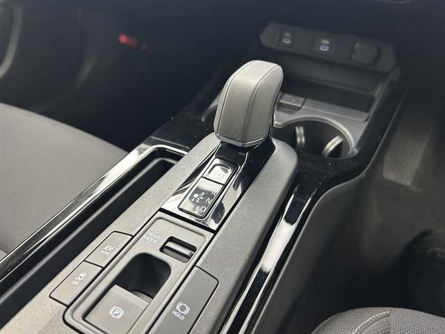 トヨタ プリウス G 千葉県 2023(令5)年 1.2万km ホワイトパールクリスタルシャイン 禁煙車/トヨタセーフティーセンス/・プリクラッシュセーフティ/・レーダークルーズコントロール/・レーントレーシングアシスト/・ロードサインアシスト/・ドライバー異常時対応システム/純正ディスプレイオーディオ/アラウンドビューモニター/レーダークルーズコントロール/LEDオートライト/シートヒーター/USBポート/プッシュスタート/スマートキー/純正19インチアルミホイール