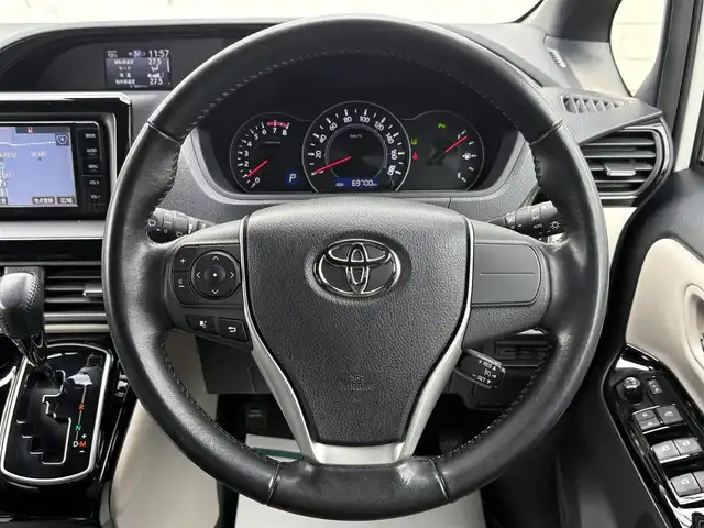 トヨタ ノア Si ダブルバイビーⅡ 岩手県 2019(平31)年 7万km ホワイトパールクリスタルシャイン 禁煙車/ワンオーナー/4WD/両側パワースライドドア/ハーフレザー/2列目サンシェード/純正ナビ/→フルセグTV/Bluetooth/CD/DVD/FM/AM/バックカメラ/衝突軽減システム/前後コーナーセンサー/横滑り防止装置/レーンキープアシスト/オートライト/オートハイビーム/LEDヘッドライト/フォグライト/〇プッシュスタート/〇電動格納ミラー/〇ウィンカーミラー/〇ドアバイザー/〇フロアマット/〇USBポート/〇シガーソケット/前後ドライブレコーダー/ビルトインETC