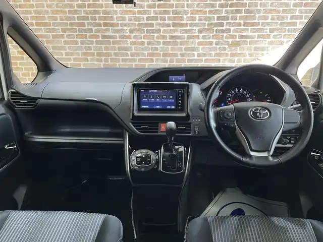 トヨタ ヴォクシー ZS 煌Ⅱ 岩手県 2019(令1)年 10.9万km ホワイトパールクリスタルシャイン ワンオーナー/４WD/両側パワースライドドア/寒冷地仕様/トヨタセーフティセンスC/プリクラッシュセーフティ/レーンディパーチャーアラート/オートマチックハイビーム/先行車発進告知機能/クルーズコントロール/クリアランスソナー/パーキングサポートブレーキ/MTモード付AT/横滑り防止装置/アイドリングストップ/リヤオートエアコン/ロールサンシェード/純正SDナビ/フルセグTV/TVキャンセラー/バックカメラ/ドライブレコーダー/ETC/エンジンスターター/LEDヘッドランプ/純正１６インチアルミホイール