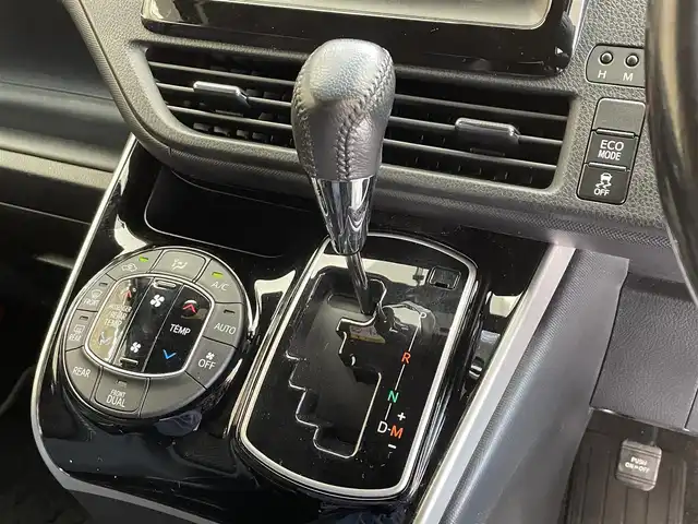 トヨタ ヴォクシー ZS 煌Ⅱ 岩手県 2019(令1)年 10.9万km ホワイトパールクリスタルシャイン ワンオーナー/４WD/両側パワースライドドア/寒冷地仕様/トヨタセーフティセンスC/プリクラッシュセーフティ/レーンディパーチャーアラート/オートマチックハイビーム/先行車発進告知機能/クルーズコントロール/クリアランスソナー/パーキングサポートブレーキ/MTモード付AT/横滑り防止装置/アイドリングストップ/リヤオートエアコン/ロールサンシェード/純正SDナビ/フルセグTV/TVキャンセラー/バックカメラ/ドライブレコーダー/ETC/エンジンスターター/LEDヘッドランプ/純正１６インチアルミホイール