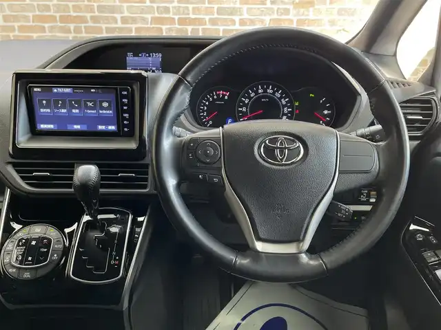 トヨタ ヴォクシー ZS 煌Ⅱ 岩手県 2019(令1)年 10.9万km ホワイトパールクリスタルシャイン ワンオーナー/４WD/両側パワースライドドア/寒冷地仕様/トヨタセーフティセンスC/プリクラッシュセーフティ/レーンディパーチャーアラート/オートマチックハイビーム/先行車発進告知機能/クルーズコントロール/クリアランスソナー/パーキングサポートブレーキ/MTモード付AT/横滑り防止装置/アイドリングストップ/リヤオートエアコン/ロールサンシェード/純正SDナビ/フルセグTV/TVキャンセラー/バックカメラ/ドライブレコーダー/ETC/エンジンスターター/LEDヘッドランプ/純正１６インチアルミホイール