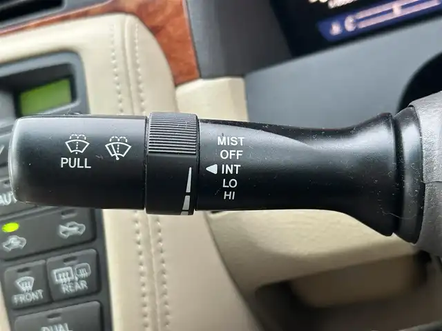 トヨタ クラウン ロイヤル ロイヤルサルーン 滋賀県 2004(平16)年 18.3万km ホワイトパールクリスタルシャイン 純正オーディオ/・FM/AM/CD/MD/ETC/D席パワーシート/革巻きステアリング/横滑り防止装置/盗難防止装置/LEDヘッドライト/オートライト/フォグランプ/プッシュスタート/スマートキー