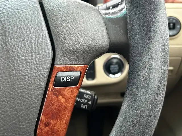 トヨタ クラウン ロイヤル ロイヤルサルーン 滋賀県 2004(平16)年 18.3万km ホワイトパールクリスタルシャイン 純正オーディオ/・FM/AM/CD/MD/ETC/D席パワーシート/革巻きステアリング/横滑り防止装置/盗難防止装置/LEDヘッドライト/オートライト/フォグランプ/プッシュスタート/スマートキー