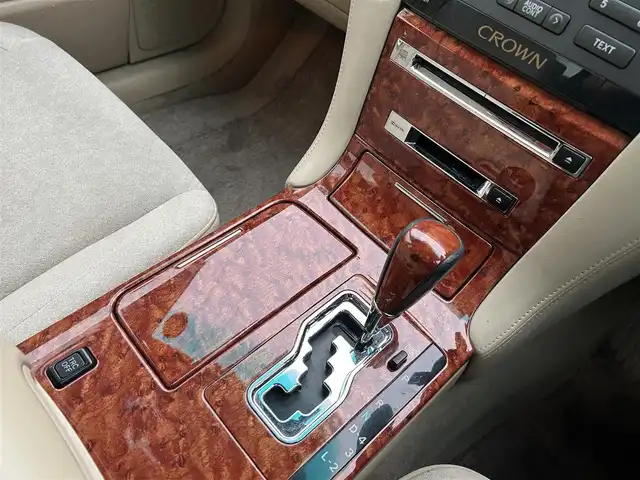 トヨタ クラウン ロイヤル ロイヤルサルーン 滋賀県 2004(平16)年 18.3万km ホワイトパールクリスタルシャイン 純正オーディオ/・FM/AM/CD/MD/ETC/D席パワーシート/革巻きステアリング/横滑り防止装置/盗難防止装置/LEDヘッドライト/オートライト/フォグランプ/プッシュスタート/スマートキー