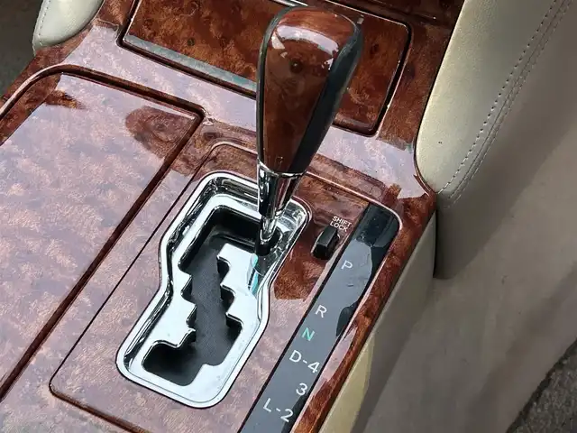 トヨタ クラウン ロイヤル ロイヤルサルーン 滋賀県 2004(平16)年 18.3万km ホワイトパールクリスタルシャイン 純正オーディオ/・FM/AM/CD/MD/ETC/D席パワーシート/革巻きステアリング/横滑り防止装置/盗難防止装置/LEDヘッドライト/オートライト/フォグランプ/プッシュスタート/スマートキー