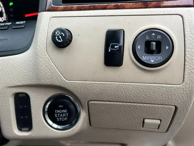 トヨタ クラウン ロイヤル ロイヤルサルーン 滋賀県 2004(平16)年 18.3万km ホワイトパールクリスタルシャイン 純正オーディオ/・FM/AM/CD/MD/ETC/D席パワーシート/革巻きステアリング/横滑り防止装置/盗難防止装置/LEDヘッドライト/オートライト/フォグランプ/プッシュスタート/スマートキー