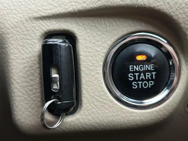 トヨタ クラウン ロイヤル ロイヤルサルーン 滋賀県 2004(平16)年 18.3万km ホワイトパールクリスタルシャイン 純正オーディオ/・FM/AM/CD/MD/ETC/D席パワーシート/革巻きステアリング/横滑り防止装置/盗難防止装置/LEDヘッドライト/オートライト/フォグランプ/プッシュスタート/スマートキー