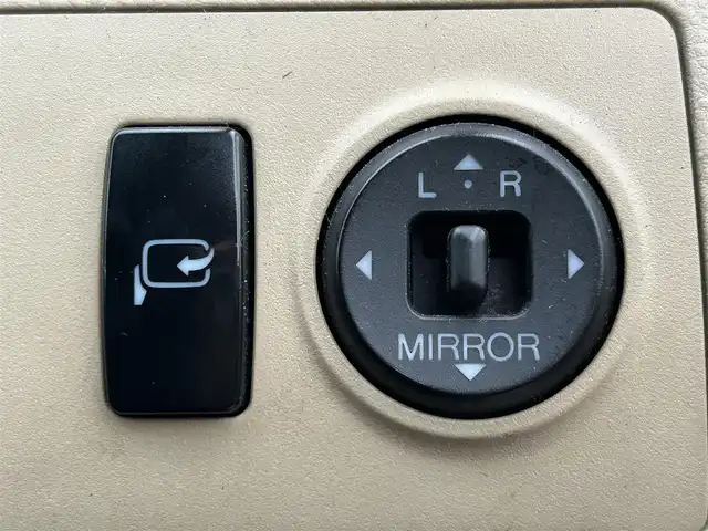 トヨタ クラウン ロイヤル ロイヤルサルーン 滋賀県 2004(平16)年 18.3万km ホワイトパールクリスタルシャイン 純正オーディオ/・FM/AM/CD/MD/ETC/D席パワーシート/革巻きステアリング/横滑り防止装置/盗難防止装置/LEDヘッドライト/オートライト/フォグランプ/プッシュスタート/スマートキー