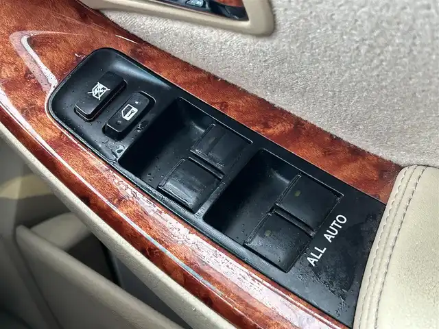 トヨタ クラウン ロイヤル ロイヤルサルーン 滋賀県 2004(平16)年 18.3万km ホワイトパールクリスタルシャイン 純正オーディオ/・FM/AM/CD/MD/ETC/D席パワーシート/革巻きステアリング/横滑り防止装置/盗難防止装置/LEDヘッドライト/オートライト/フォグランプ/プッシュスタート/スマートキー