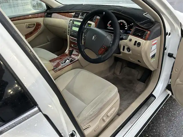 トヨタ クラウン ロイヤル ロイヤルサルーン 滋賀県 2004(平16)年 18.3万km ホワイトパールクリスタルシャイン 純正オーディオ/・FM/AM/CD/MD/ETC/D席パワーシート/革巻きステアリング/横滑り防止装置/盗難防止装置/LEDヘッドライト/オートライト/フォグランプ/プッシュスタート/スマートキー