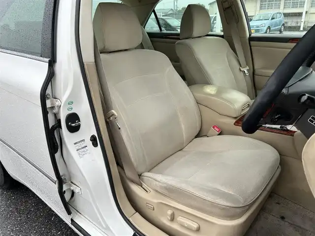 トヨタ クラウン ロイヤル ロイヤルサルーン 滋賀県 2004(平16)年 18.3万km ホワイトパールクリスタルシャイン 純正オーディオ/・FM/AM/CD/MD/ETC/D席パワーシート/革巻きステアリング/横滑り防止装置/盗難防止装置/LEDヘッドライト/オートライト/フォグランプ/プッシュスタート/スマートキー