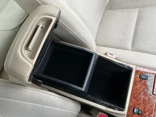 トヨタ クラウン ロイヤル ロイヤルサルーン 滋賀県 2004(平16)年 18.3万km ホワイトパールクリスタルシャイン 純正オーディオ/・FM/AM/CD/MD/ETC/D席パワーシート/革巻きステアリング/横滑り防止装置/盗難防止装置/LEDヘッドライト/オートライト/フォグランプ/プッシュスタート/スマートキー