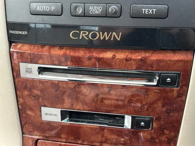 トヨタ クラウン ロイヤル ロイヤルサルーン 滋賀県 2004(平16)年 18.3万km ホワイトパールクリスタルシャイン 純正オーディオ/・FM/AM/CD/MD/ETC/D席パワーシート/革巻きステアリング/横滑り防止装置/盗難防止装置/LEDヘッドライト/オートライト/フォグランプ/プッシュスタート/スマートキー