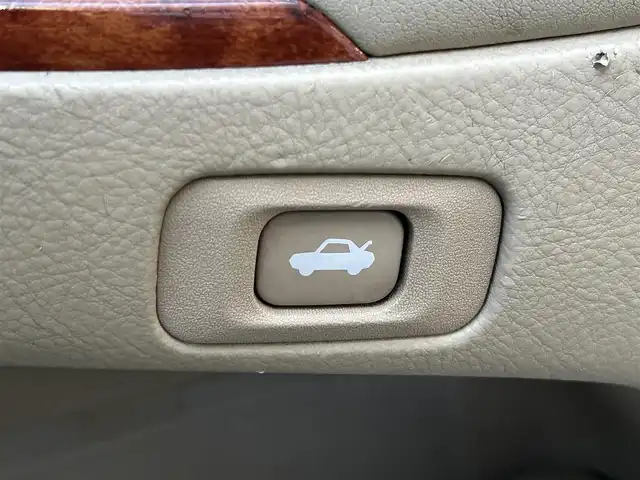 トヨタ クラウン ロイヤル ロイヤルサルーン 滋賀県 2004(平16)年 18.3万km ホワイトパールクリスタルシャイン 純正オーディオ/・FM/AM/CD/MD/ETC/D席パワーシート/革巻きステアリング/横滑り防止装置/盗難防止装置/LEDヘッドライト/オートライト/フォグランプ/プッシュスタート/スマートキー