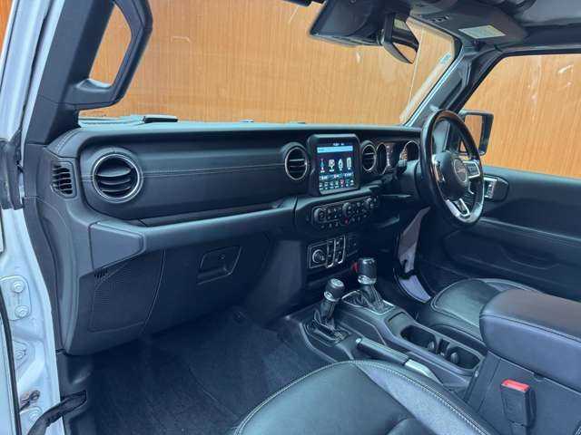 クライスラー・ジープ ジープ ラングラー アンリミテッド サハラ 千葉県 2019(令1)年 5.4万km ブライトホワイトクリアコート 純正ナビ　/バックカメラ　/ACC　/黒革シート　/シートヒーター　/レーンアシスト　/ブラインドスポット　/ステアリングヒーター　/コーナーセンサー　/スマートキー　/ETC　/ヒルディセントコントロール