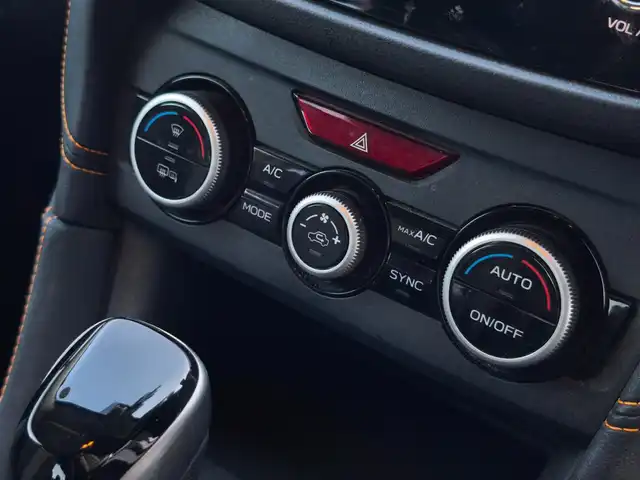 スバル インプレッサ ＸＶ 2．0i－S アイサイト 熊本県 2017(平29)年 11.4万km クリスタルブラックシリカ ワンオーナー/純正ナビ/【フルセグTV/Bluetooth/CD/DVD】/バックカメラ/アイサイト/・プリクラッシュブレーキ/・全車速追従機能付きクルーズコントロール/・アクティブレーンキープ/・車線逸脱警報/・ふらつき警報/・先行車発進お知らせ/・AT誤発進抑制制御/・AT誤後進抑制制御/オートLEDライト/ウィンカーミラー/純正18インチAW/ハーフレザーシート/前席パワーシート/プッシュスタート/スマートキー/アイドリングストップ/横滑り防止装置/革巻きステアリング/ステアリングスイッチ/純正フロアマット/保証書/取扱説明書