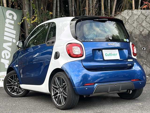 スマート ＭＣＣ スマート フォーツークーペ BRABUSスポーツ 京都府 2018(平30)年 4.3万km 白Ⅱ Panasonicナビ/・フルセグTV /BT Audio/バックカメラ/クルーズコントロール/ETC/ガラスルーフ/衝突軽減装置/車線逸脱防止装置/コーナーセンサー/アイドリングストップ/パドルシフト/シートヒーター/ステアリングスイッチ/純正フロアマット/保証書＆取説/ナビ取説/スペアキー